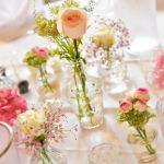 Tischdekoration zur Hochzeit, Glasvasen mit rosa Rosensträußchen