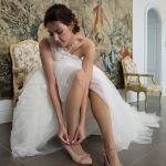 Getting Ready: Braut zieht die Hochzeitsschuhe an