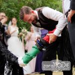 Traditionelles Hochzeitsspiel bei der Marine: Der Bräutigam schneidet den Hochzeitstampen