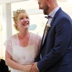 Eheversprechen während der standesamtlichen Trauung, das Hochzeitspaar steht Hand in Hand