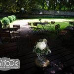 Weißes Blumensträusschen beleuchtet vor Schatten auf einem Tisch
