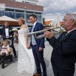 Ein Trompeter spielt zur Hochzeit